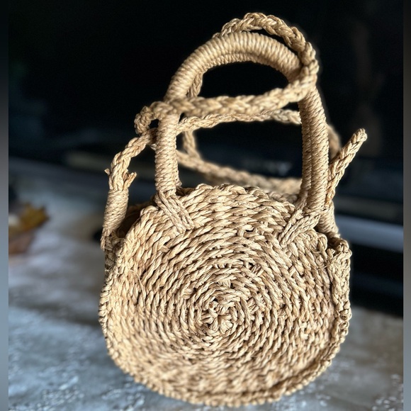 ROUND WOVEN PURSE - Picture 2 of 13